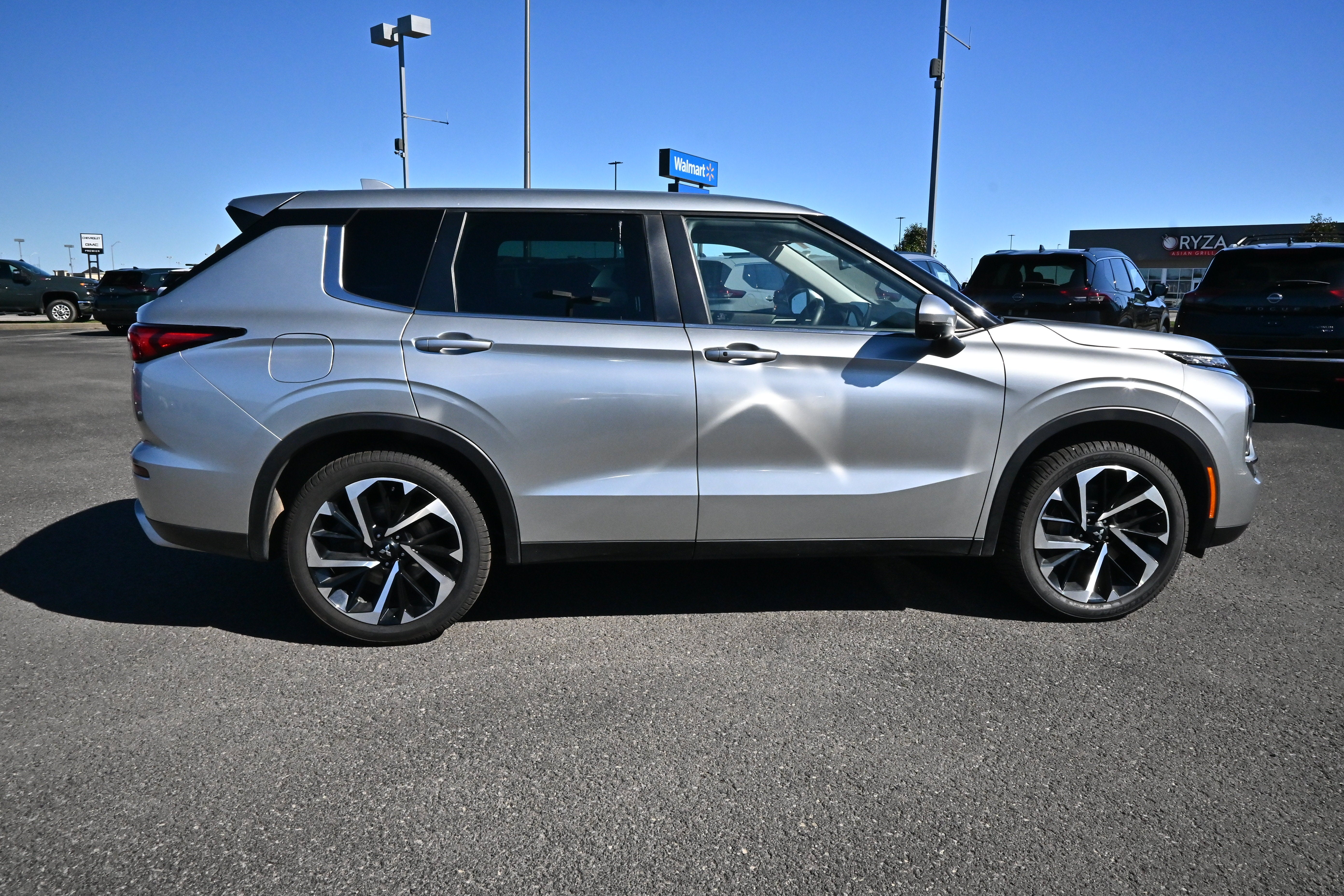 2023 Mitsubishi Outlander SE