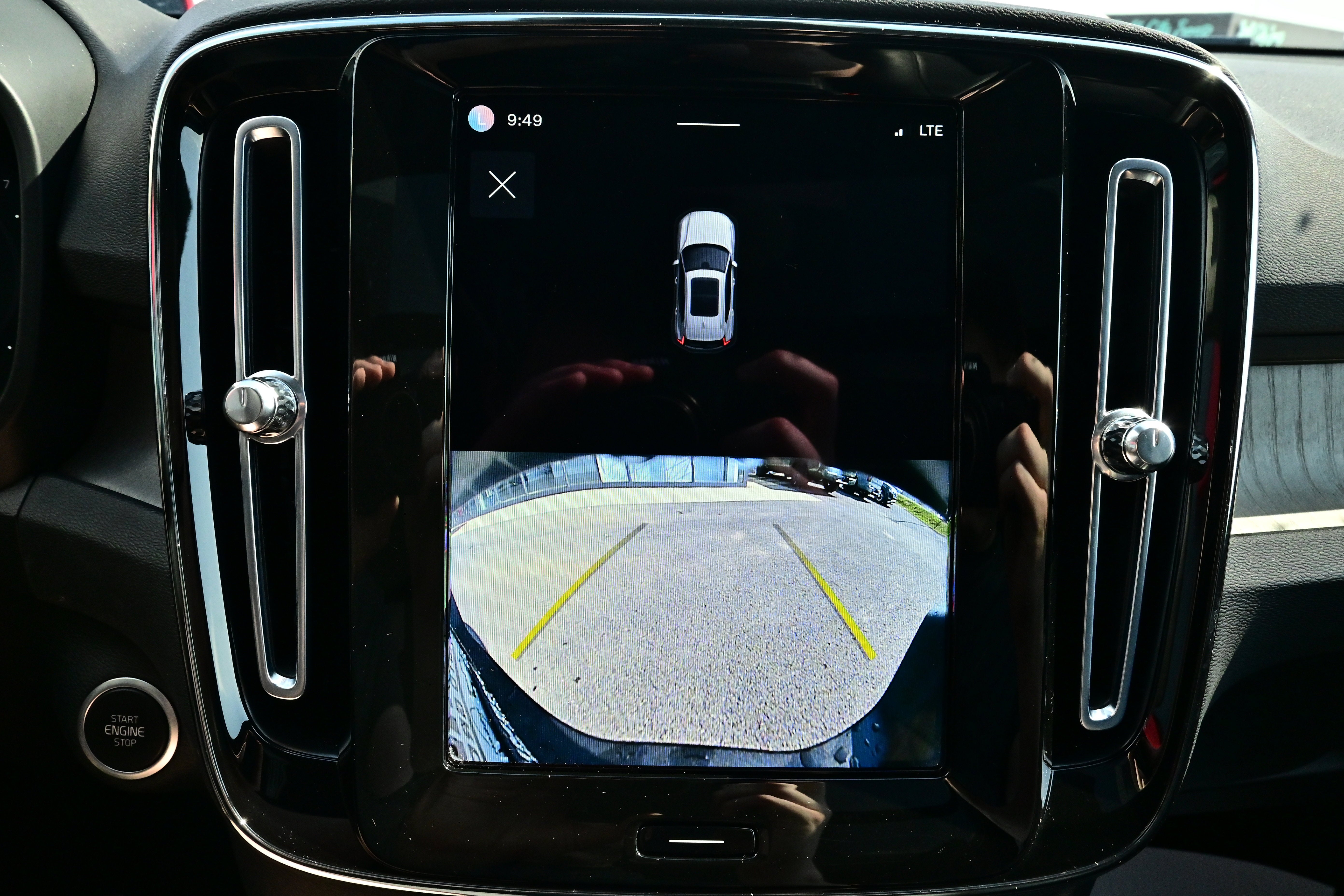 2023 Volvo XC40 Plus Dark Theme
